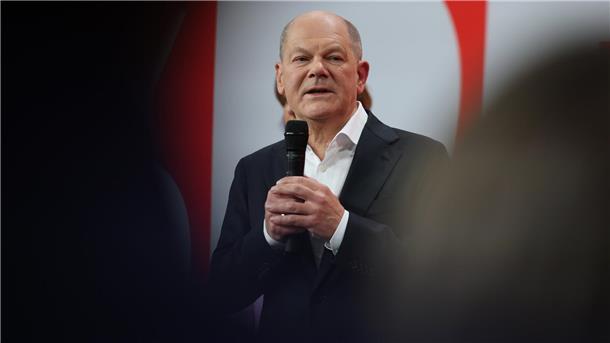 Bundeskanzler Olaf Scholz hat die Niederlage der SPD bei der Bundestagswahl eingestanden. „Das ist ein bitteres Wahlergebnis für die sozialdemokratische Partei, das ist auch eine Wahlniederlage“, sagte der SPD-Kanzlerkandidat nach den ersten Hochrechnungen.