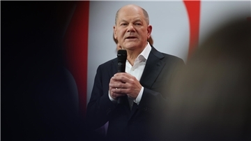 Bundeskanzler Olaf Scholz hat die Niederlage der SPD bei der Bundestagswahl eingestanden. „Das ist ein bitteres Wahlergebnis für die sozialdemokratische Partei, das ist auch eine Wahlniederlage“, sagte der SPD-Kanzlerkandidat nach den ersten Hochrechnungen.