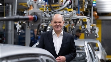 Bundeskanzler Olaf Scholz im BMW-Werk in München.