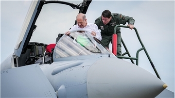 Bundeskanzler Olaf Scholz im Cockpit eines Eurofighters auf dem Fliegerhorst Jagel.