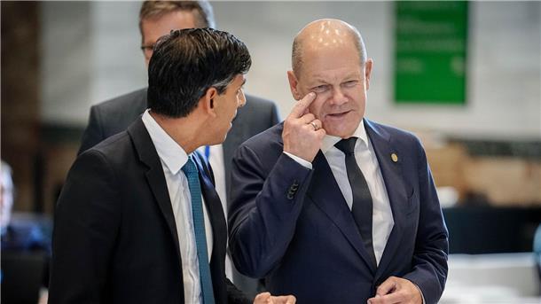 Europa-Gipfel: Deutschland liefert weiteres Flugabwehrsystem Bundeskanzler Olaf Scholz im Gespräch mit dem britischen Premier Rishi Sunak.