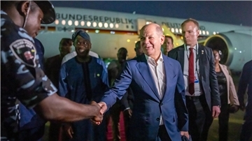 Bundeskanzler Olaf Scholz ist zu Gesprächen mit dem nigerianischen Präsidenten Bola Tinubu nach Lagos geflogen.