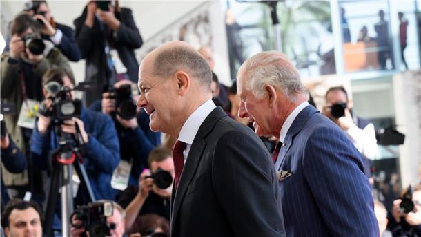König Charles: Ovationen im Bundestag, Käse in Brandenburg Bundeskanzler Olaf Scholz (l) begrüßt König Charles III. vor dem Bundeskanzleramt.