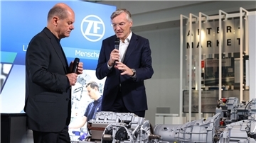 Bundeskanzler Olaf Scholz (l) besucht den Autozulieferer ZF.
