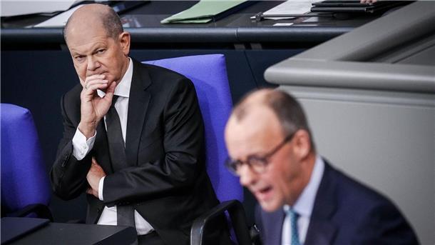 Scholz hätte gern Merz als Unions-Kanzlerkandidat Bundeskanzler Olaf Scholz (l) hört einer Rede von CDU-Chef Friedrich Merz im Bundestag zu.