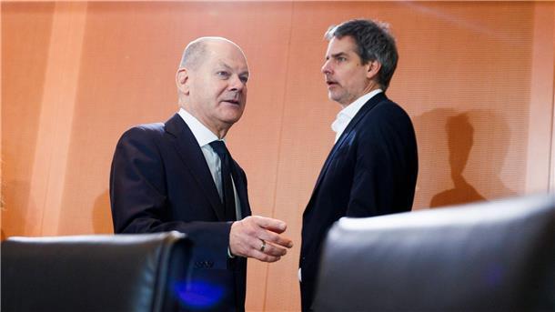 Fall Assange: Regierung betont Vertrauen in britische Justiz Bundeskanzler Olaf Scholz (l.) im Gespräch mit Regierungssprecher Steffen Hebestreit: „Britische Justiz arbeiet unabhängig und unparteiisch.“