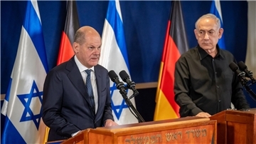 Bundeskanzler Olaf Scholz (l) ist zu einem Solidaritätsbesuch nach Israel gereist.