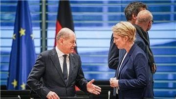 Bundeskanzler Olaf Scholz (l) und Manuela Schwesig, Ministerpräsidentin von Mecklenburg-Vorpommern.
