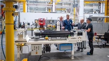 Bundeskanzler Olaf Scholz (links) durfte bei seinem Besuch in der Turbinenproduktion von Siemens Gamesa in Cuxhaven auch selbst mal schrauben. Fertigungsmitarbeiterin Claudia Hasselbusch sowie CEO Dr. Jochen Eickholt (links) und Werksleiter Kristoffer Mordhorst schauten dem SPD-Politiker über die Schulter.