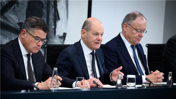 Bund und Länder einig über Finanzierung von Migrationskosten Bundeskanzler Olaf Scholz (M) äußert sich zusammen mit Hessens Ministerpräsident Boris Rhein (l) und Niedersachsens Regierungschef Stephan Weil nach dem Bund-Länder-Gipfel im Bundeskanzleramt.
