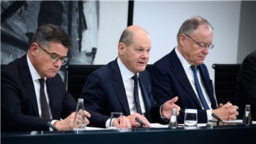 Bundeskanzler Olaf Scholz (M) äußert sich zusammen mit Hessens Ministerpräsident Boris Rhein (l) und Niedersachsens Regierungschef Stephan Weil nach dem Bund-Länder-Gipfel im Bundeskanzleramt.