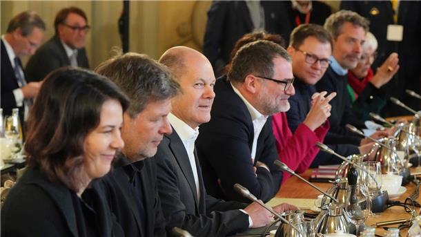 Streit im Gepäck: Ampel-Kabinett sucht in Meseberg Harmonie Bundeskanzler Olaf Scholz (M) eröffnet im Gästehaus der Bundesregierung in Meseberg die Klausurtagung des Bundeskabinetts.