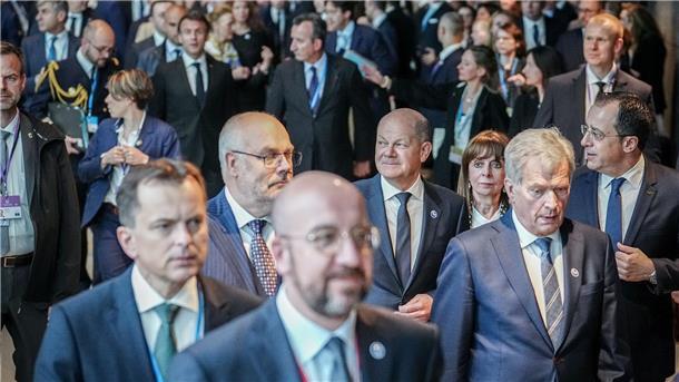 Europarats-Gipfel in Reykjavik - Selenskyj per Video dabei Bundeskanzler Olaf Scholz (M) kommt beim Gipfel des Europarates zum Gruppenfoto.