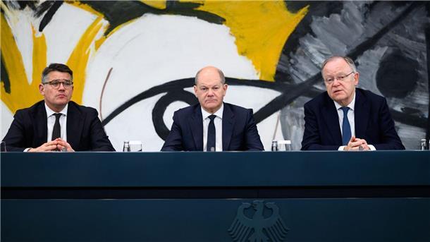 Migration, D-Ticket - Ergebnisse des Bund-Länder-Gipfels Bundeskanzler Olaf Scholz (M, SPD), Hessens Ministerpräsident Boris Rhein (l, CDU) und Niedersachsens Ministerpräsident Stephan Weil (SPD).