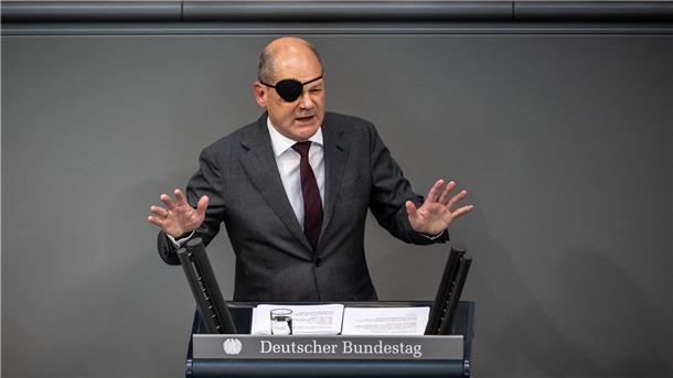 Bundeskanzler Olaf Scholz mit Augenklappe bei einer Rede im Bundestag.