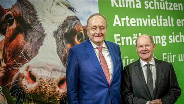 Bundeskanzler Olaf Scholz mit Bauernpräsident Joachim Rukwied auf der Grünen Woche.