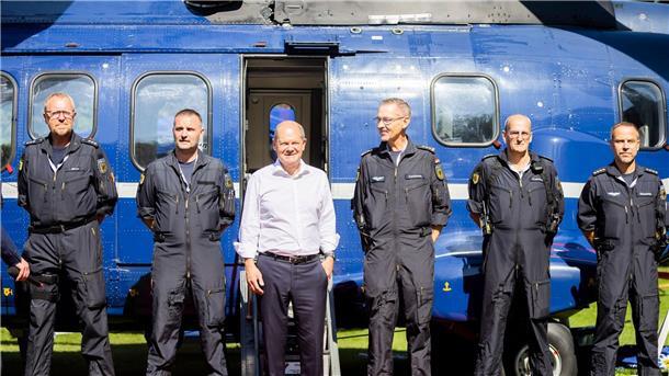 Bundeskanzler Olaf Scholz mit Bundespolizisten.