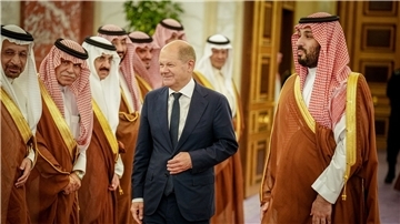 Bundeskanzler Olaf Scholz mit dem saudischen Kronprinzen Mohammed bin Salman (r) im Al-Salam-Palast von Dschidda.