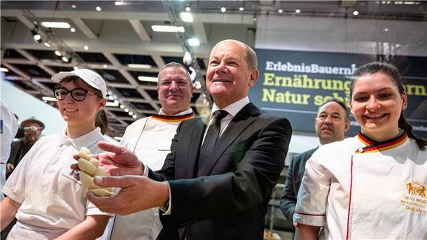 Bundeskanzler Olaf Scholz mit Hefezopf beim Besuch der Schaubäckerei auf der Grünen Woche.