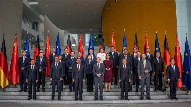 Scholz fordert mehr Druck Chinas auf Russland Bundeskanzler Olaf Scholz (Mitte r) und der chinesische Ministerpräsident Li Qiang (Mitte l) beim Gruppenbild mit den Kabinettsmitgliedern.