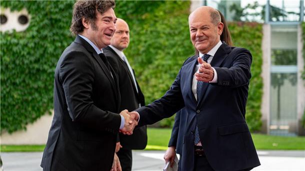 Bundeskanzler Olaf Scholz nimmt Javier Milei (l) in Empfang.