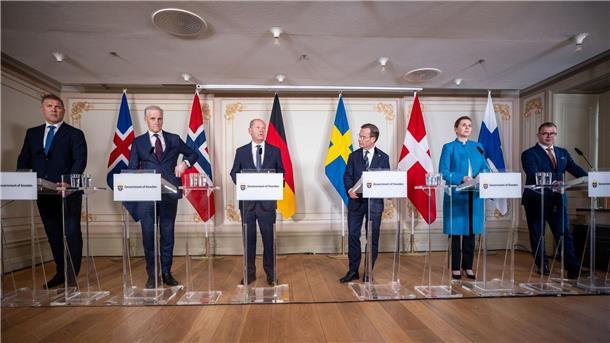 Scholz und nordische Länder sichern Ukraine weitere Hilfe zu Bundeskanzler Olaf Scholz, nimmt neben (l-r) Bjarni Benediktsson, Ministerpräsident von Island, Jonas Gahr Store, Ministerpräsident von Norwegen, Ulf Kristersson, Ministerpräsident von Schweden, Mette Frederiksen, Ministerpräsidentin von Dänemark, und Petteri Orpo, Ministerpräsident von Finnland, an einer Pressekonferenz nach dem Treffen des Nordischen Rats in Schweden teil.