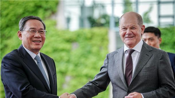 Scholz fordert mehr Druck Chinas auf Russland Bundeskanzler Olaf Scholz (r) empfängt den chinesischen Ministerpräsidenten Li Qiang vor dem Bundeskanzleramt.