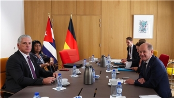 Bundeskanzler Olaf Scholz (r) sitzt mit Miguel Diaz-Canel, Präsident von Kuba, am Tisch.