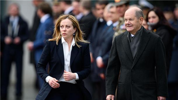 Gekommen um zu bleiben: Ein Jahr Giorgia Meloni Bundeskanzler Olaf Scholz (r, SPD) begrüßt Giorgia Meloni: Im Ausland waren die Sorgen groß, dass Italien weit nach rechts rücken könnte.