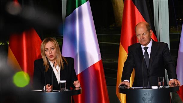 Meloni: Bin nicht mehr allergisch gegen Deutschland  Bundeskanzler Olaf Scholz (r, SPD) und Italiens Ministerpräsidentin Giorgia Meloni äußern sich bei einer Pressekonferenz nach ihrem Gespräch im Bundeskanzleramt.