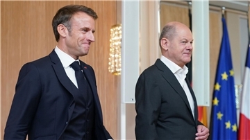 Bundeskanzler Olaf Scholz (r) und Frankreichs Staatspräsident Emmanuel Macron in Hamburg.