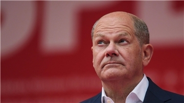 Bundeskanzler Olaf Scholz richtet sich in einer Video-Botschaft an die Bürgerinnen und Bürger.