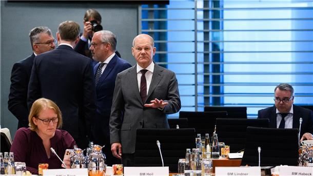 Vorerst keine Grundsatzentscheidung bei Flüchtlingskosten Bundeskanzler Olaf Scholz (SPD) bei Beginn des Bund-Länder-Gipfels im Bundeskanzleramt.