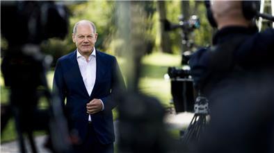 Bundeskanzler Olaf Scholz (SPD) bei der Aufzeichnung des Sommerinterviews.