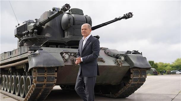 Bundeskanzler Olaf Scholz (SPD) geht bei einem Besuch des Ausbildungsprogramms für ukrainische Soldaten an einem Gepard-Panzer vorbei.