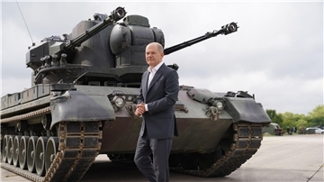 Bundeskanzler Olaf Scholz (SPD) geht bei einem Besuch des Ausbildungsprogramms für ukrainische Soldaten an einem Gepard-Panzer vorbei.