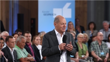 Bundeskanzler Olaf Scholz (SPD) ging in Füssen mit Bürgerinnen und Bürgern ins Gespräch.