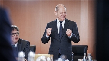 Bundeskanzler Olaf Scholz (SPD) hält  anlässlich des ersten Geburtstags der Ampelkoalition eine kurze Ansprache im Bundeskanzleramt.
