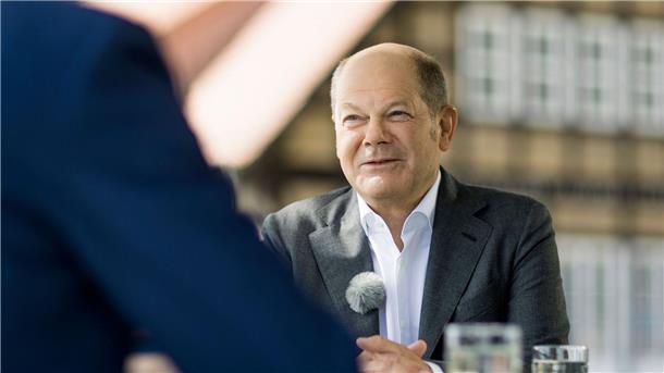 Scholz verteidigt Wirtschaftsstandort Deutschland Bundeskanzler Olaf Scholz (SPD) im „Berlin direkt“-Sommerinterview des ZDF mit Theo Koll, Leiter ZDF-Hauptstadtstudio Berlin.
