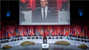 Bundeskanzler Olaf Scholz (SPD, M) spricht beim Gipfel des Europarates in Islands Hauptstadt Reykjavik.