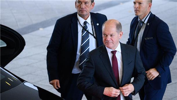 Wie werden Politiker in Deutschland geschützt? Bundeskanzler Olaf Scholz (SPD, M) wird rund um die Uhr von mehreren Personenschützern bewacht (Archivbild).