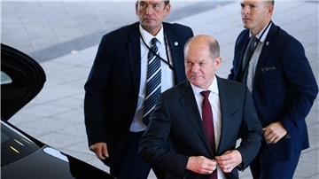 Bundeskanzler Olaf Scholz (SPD, M) wird rund um die Uhr von mehreren Personenschützern bewacht (Archivbild).