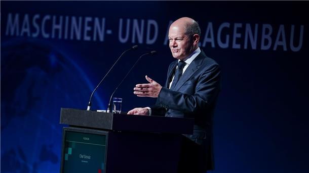 Gaspreisbremse: Debatte über soziale Gerechtigkeit Bundeskanzler Olaf Scholz (SPD) spricht beim 13. Deutschen Maschinenbaugipfel des Verbands Deutscher Maschinen- und Anlagenbau (VDMA) zu den Teilnehmern.