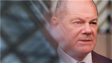 Bundeskanzler Olaf Scholz (SPD) spricht mit Journalisten während einer Pressekonferenz.