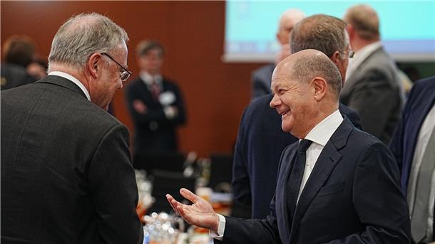 Weg für 49-Euro-Ticket geebnet Bundeskanzler Olaf Scholz (SPD) spricht mit Niedersachsens Ministerpräsident Stephan Weil (l, SPD).