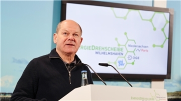 Bundeskanzler Olaf Scholz (SPD) spricht während der Eröffnung des LNG-Terminals im Dezember vergangenen Jahres in Wilhelmshaven. Am Freitag besucht er Steelwind in Nordenham und den Braker Hafen, um sich über den Ausbau der regenerativen Energien zu informieren.