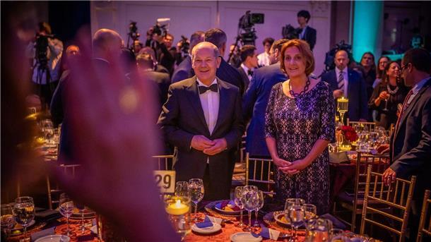 Bundeskanzler Olaf Scholz (SPD) steht bei der Verleihung des Global Citizen Award in New York neben seiner Frau Britta Ernst.