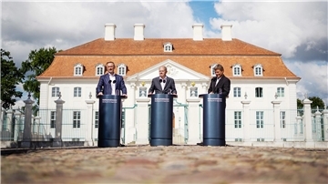 Bundeskanzler Olaf Scholz (SPD), Wirtschaftsminister Robert Habeck (Grüne) und Finanzminister Christian Lindner (FDP) geben am 31.08.2022 vor dem Schloss Meseberg eine Pressekonferenz.