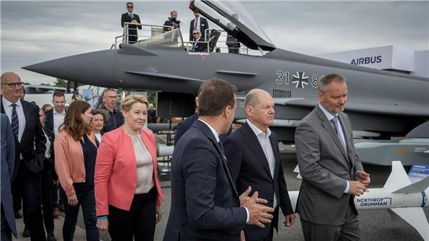 Scholz fordert mehr Zusammenarbeit bei Rüstungsprojekten Bundeskanzler Olaf Scholz (SPD,2.v.r) auf der Internationalen Luft- und Raumfahrtausstellung (ILA) vor einem mit einem Taurus-Marschflugkörper bestückten Eurofighter.