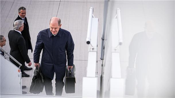 Bundeskanzler Olaf Scholz steigt in den Airbus A350 der Luftwaffe für den Flug nach Tokio.